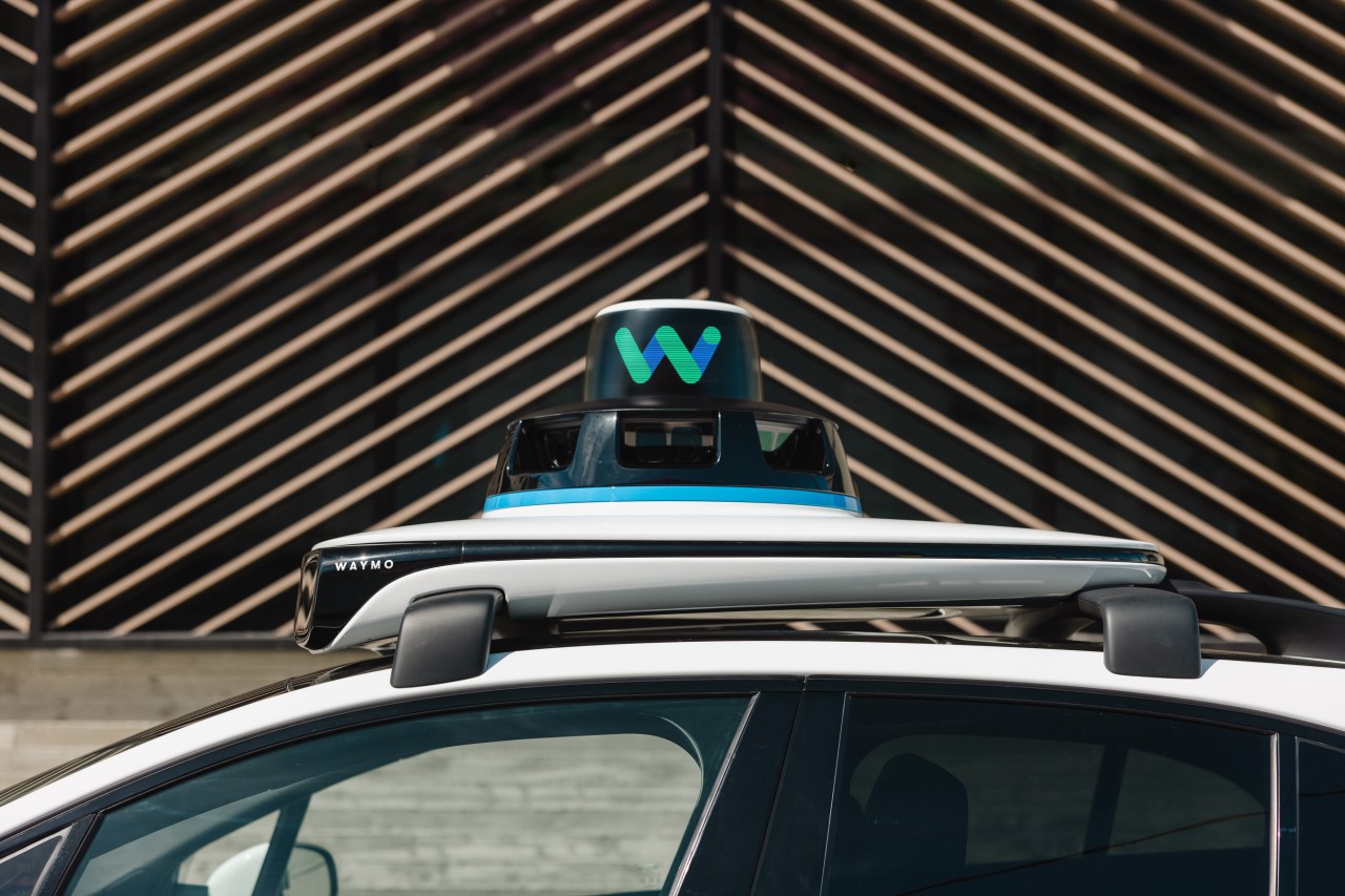 Waymo در حال آزمایش Gemini به عنوان دستیار هوش مصنوعی داخل خودرو در رباتاکسی خود است